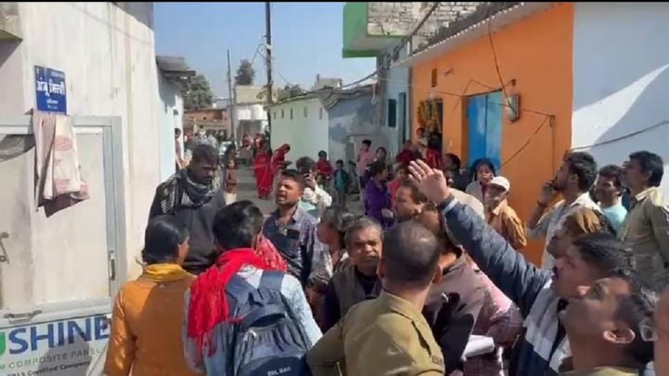 दो मजदूर गंभीर रूप से घायल