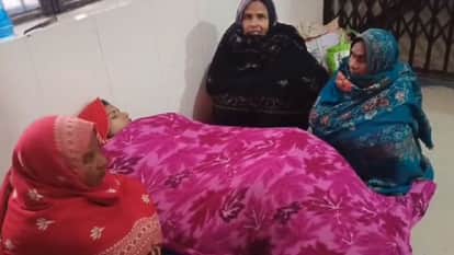 pregnant woman lay on the floor in the gallery at the CHC for eight hours in Pilibhit