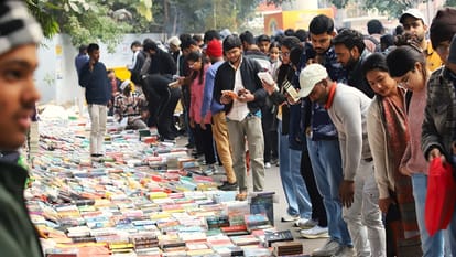 बृहस्पतिवार को भारत मंडपम के गेट नंबर 10 के बाहर सड़क पर लोगों की भीड़ जमा दिखी। पास जाकर एक व्यक्ति