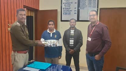 A doctor in Balod found a bag full of money on the road