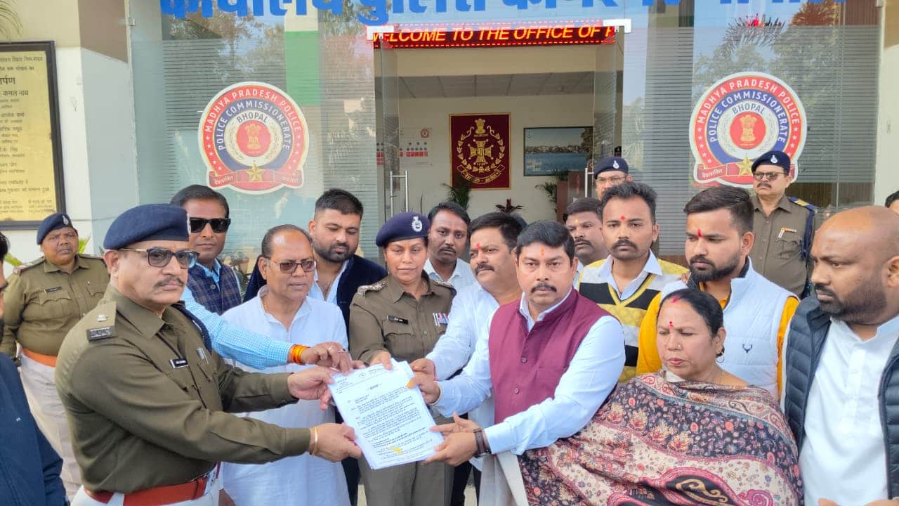 कामिश्नर कार्यालय पहुंचे कांग्रेसी नेता