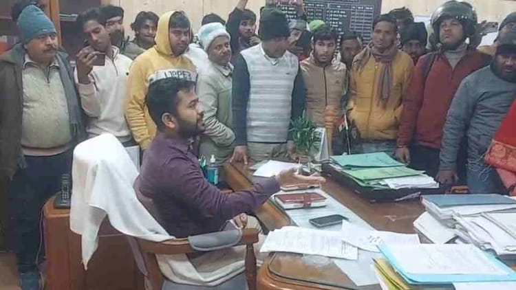 Haridwar: रेंजर के अभद्र व्यवहार को लेकर खानपुर रेंज के लोगों का हंगामा, डीएफओ कार्यालय में किया प्रदर्शन