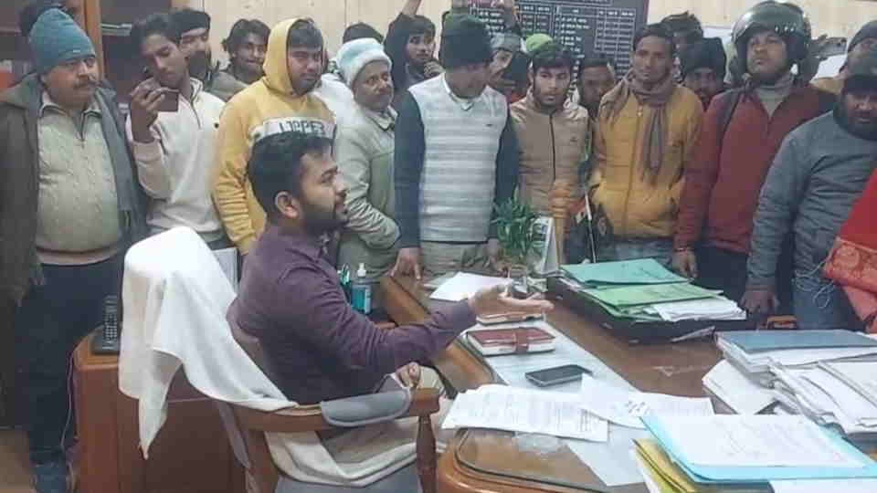 Haridwar people from Khanpur range created ruckus over indecent behaviour of ranger ruckus in DFO office