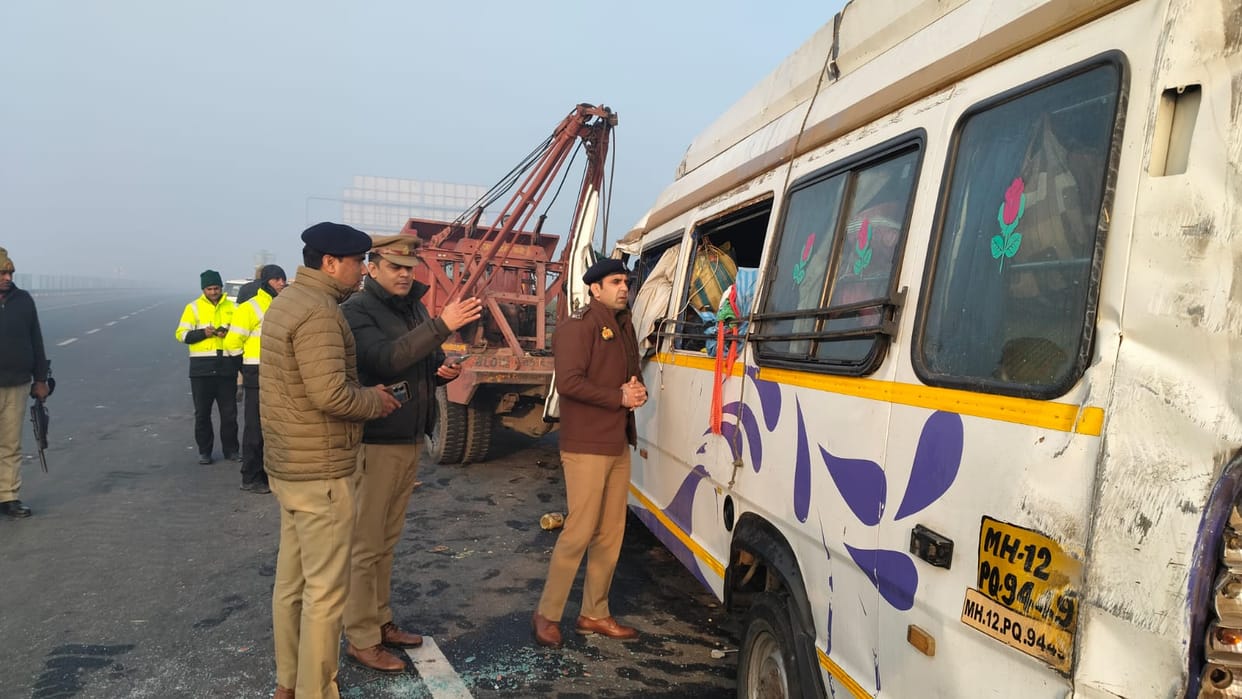 traveler carrying pilgrims met with an accident on Agra-Lucknow Expressway.