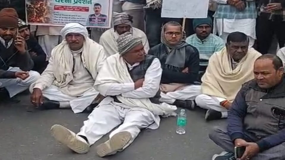 Meerut: SP MLC Kiranpal Kashyap stopped while going to Commissionerate, ruckus on the highway
