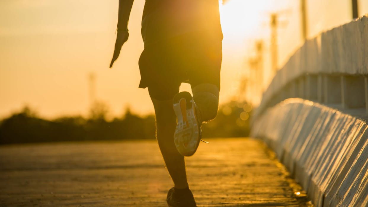 Viral video bengaluru man celebrates girlfriends 26th birthday with 26km run