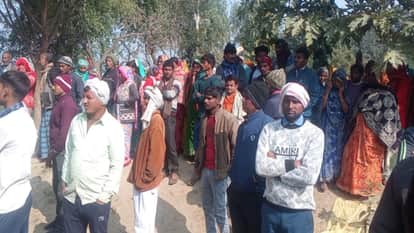 Mother jumps into a well with her four-month-old child, both die; she had returned from her parents