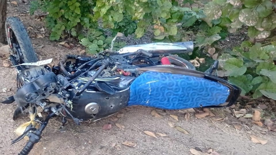 हादसे के बाद बाइक के उड़े परखच्चे