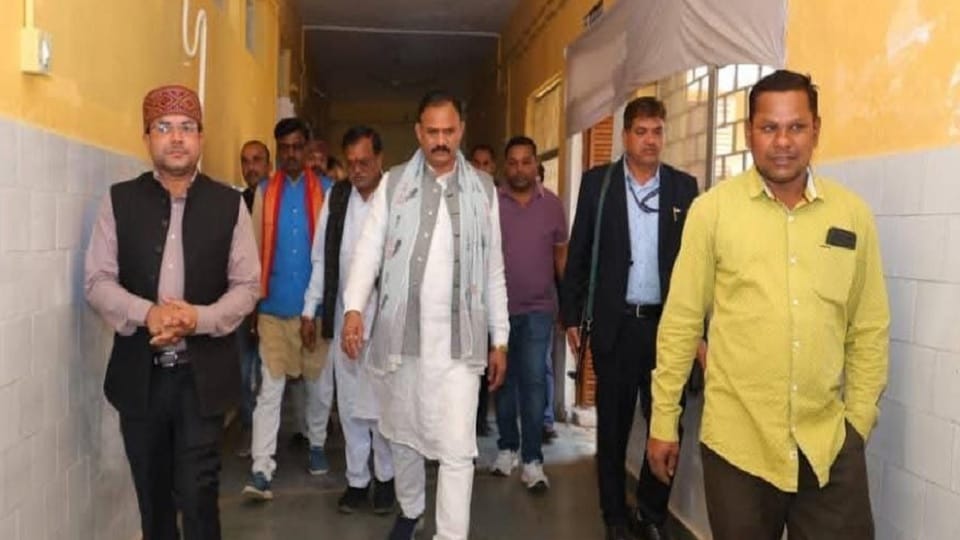 Health Minister Shyam Bihari Jaiswal conducted a surprise inspection of the Bodla Community Health Center