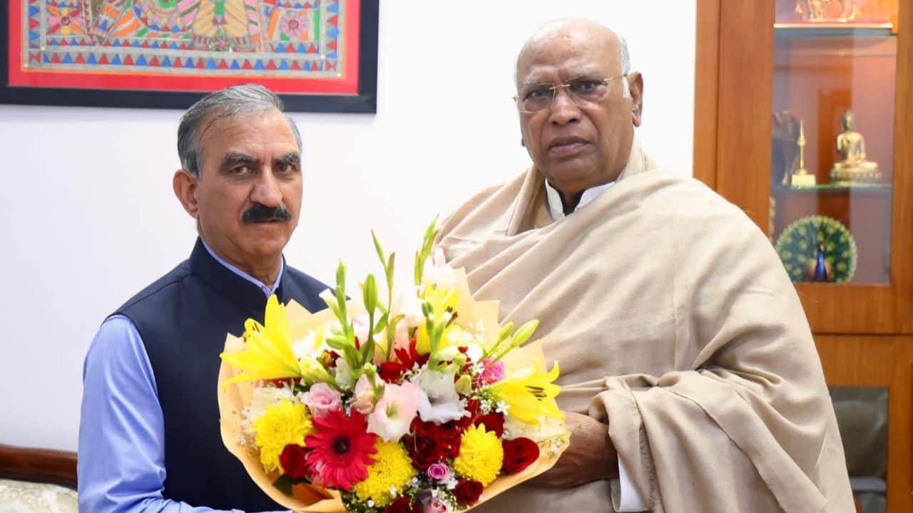 कांग्रेस के राष्ट्रीय अध्यक्ष मल्लिकार्जुन खरगे को पुष्प गुच्छ भेंट करते मुख्यमंत्री सुक्खू।