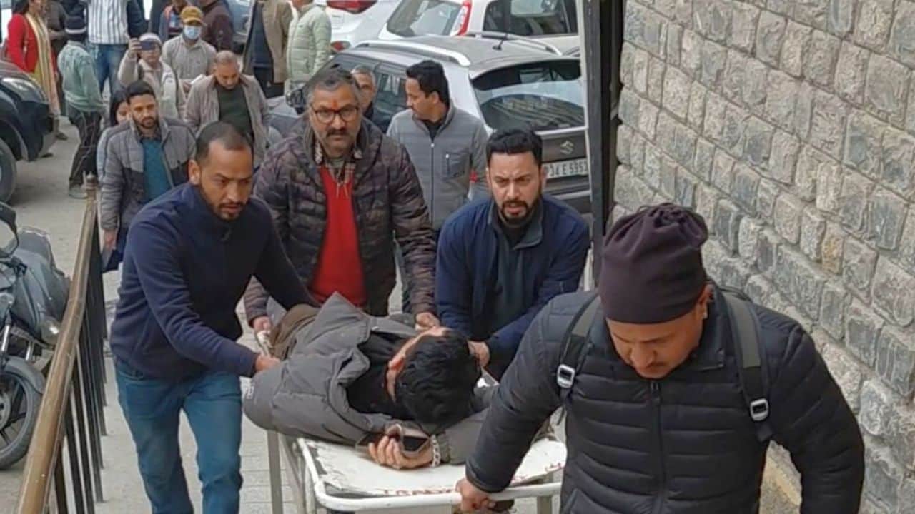 काईस क्षेत्र के राऊगी में हमले में घायल पटवारी को उपचार के लिए क्षेत्रीय अस्पताल ले जाते हुए।