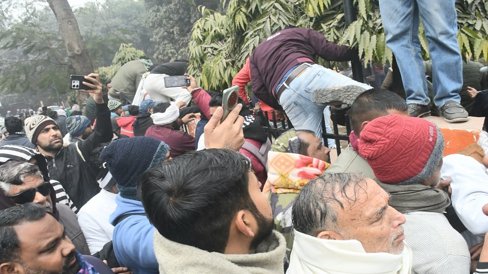Meerut: SP MLC Kiranpal Kashyap stopped while going to Commissionerate, ruckus on the highway