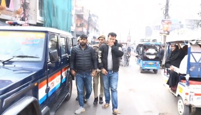 Kanpur Two wanted members of a jewelers fraud gang arrested five lakh rupees in cash recovered