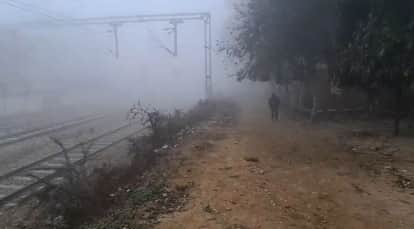 Kanpur Dense fog and drizzle intensified chill in Bilhaur journeys were made with the help of headlights
