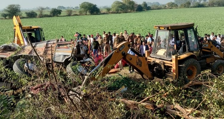 Orai Road Accident: टायर फटने से प्याज लदा ट्रक पलटा, तीन की मौत और दो गंभीर घायल, डीएम-एसपी ने किया निरीक्षण