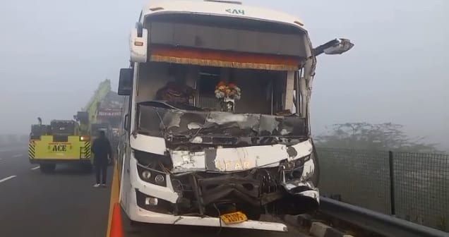 Etawah Accident Two sleeper buses collide on the expressway chaos ensues Seven passengers seriously injured