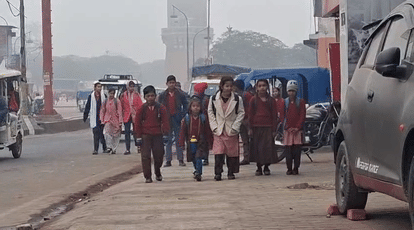 UP News: Schools reopen after winter vacation, children arrive amid bitter cold and fog