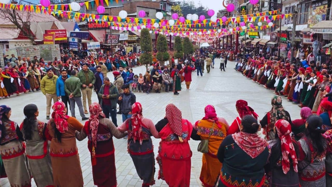 मनाली के माल रोड पर विटर कार्निवाल की तैयारी को लेकर नाटी की रिहर्सल करती महिलाएं।