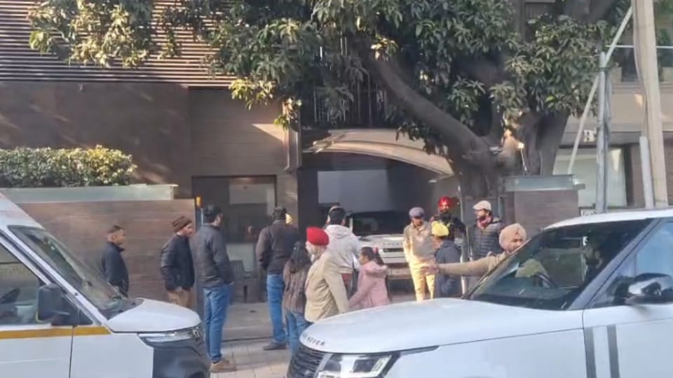 Firing at builder house in Chandigarh Attackers threw slip connection to gangsters suspected