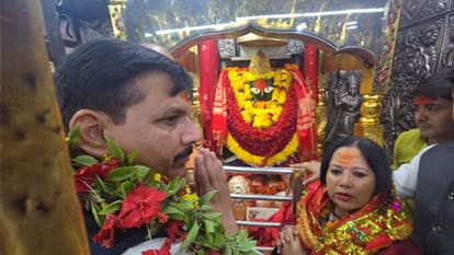 MP Sanjay Singh offered prayers at Maa Vindhyavasini temple and started padyatra in mirzapur