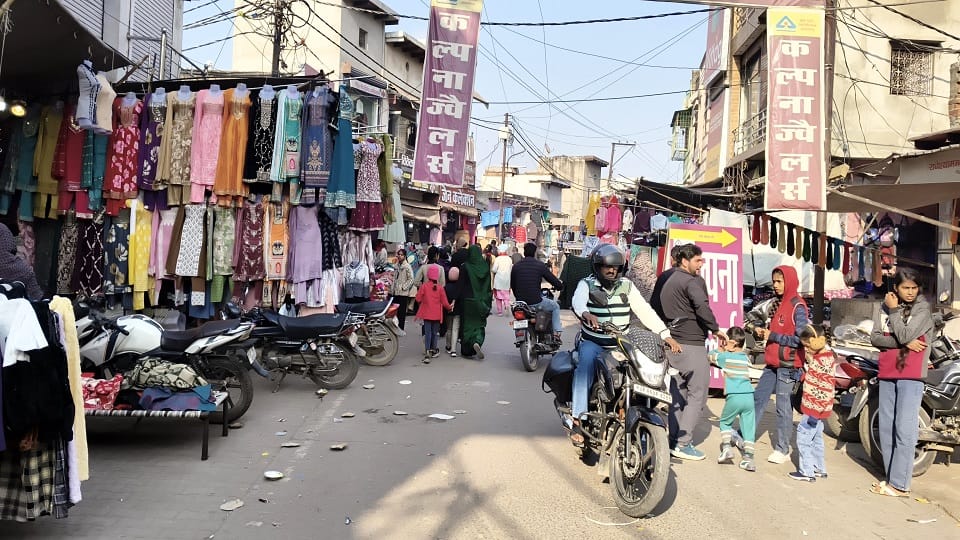 Display of products on the footpaths in Hathras market