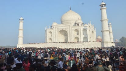 ताजमहल पर भीड़।