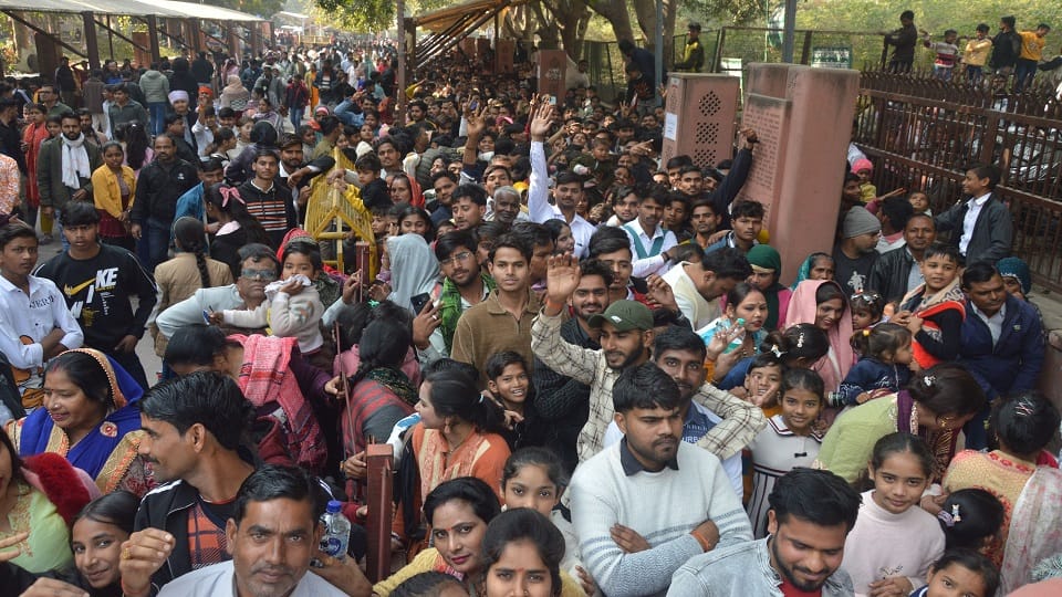 large crowd gathered at Taj Mahal in Agra for Shah Jahans Urs