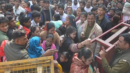 large crowd gathered at Taj Mahal in Agra for Shah Jahans Urs