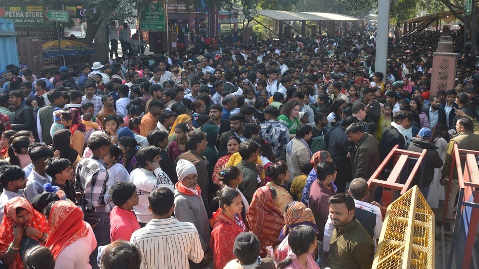 large crowd gathered at Taj Mahal in Agra for Shah Jahans Urs