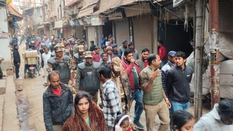 Varanasi News: दालमंडी चौड़ीकरण योजना का साइलेंट विरोध, दुकानें बंद; ध्वस्तीकरण के लिए कराई गई मुनादी