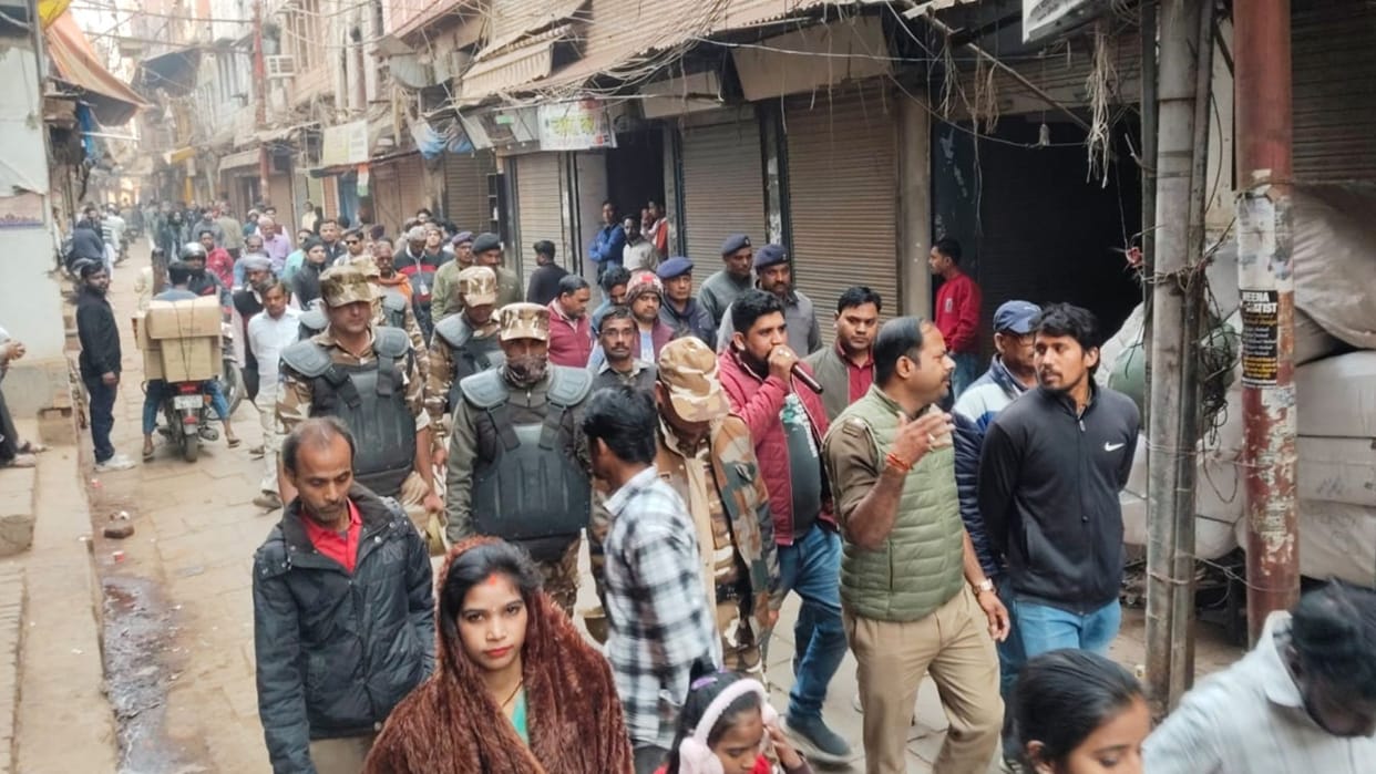 Silent protest against Dalmandi widening project shops closed in Varanasi