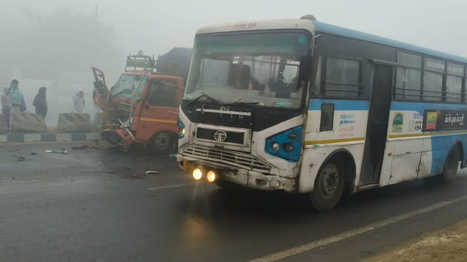 Dense fog causes chaos on the highway in Amroha; more than ten vehicles collide, six people injured
