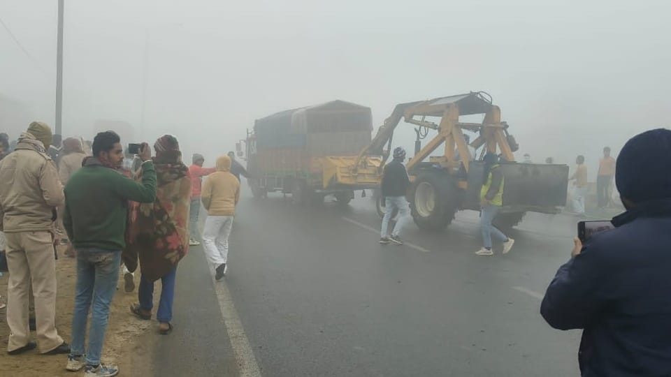 Dense fog causes chaos on the highway in Amroha; more than ten vehicles collide, six people injured