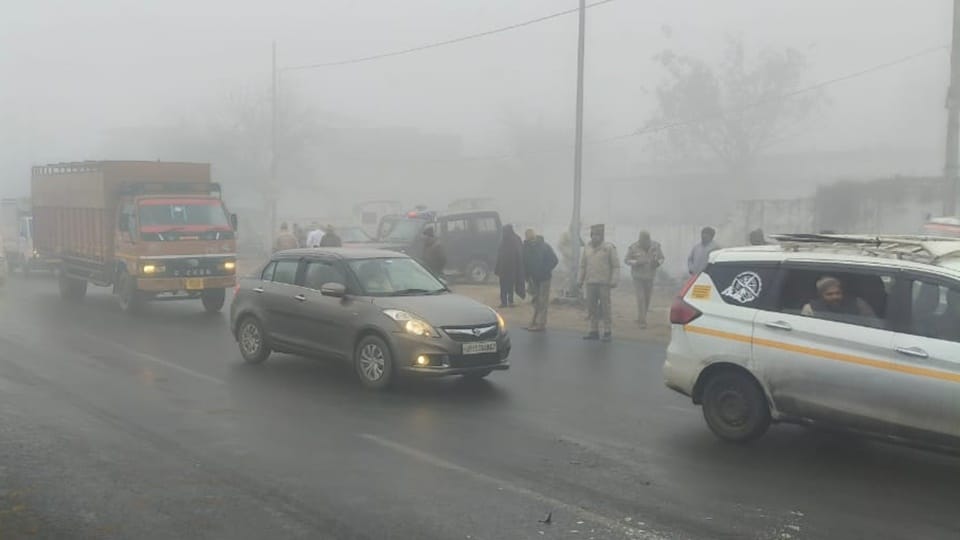 Dense fog causes chaos on the highway in Amroha; more than ten vehicles collide, six people injured