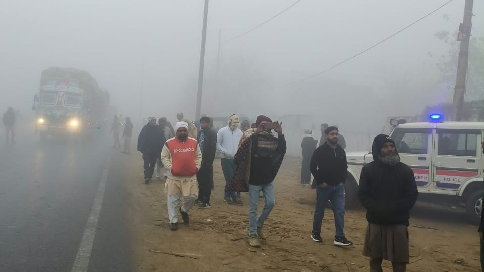 Dense fog causes chaos on the highway in Amroha; more than ten vehicles collide, six people injured