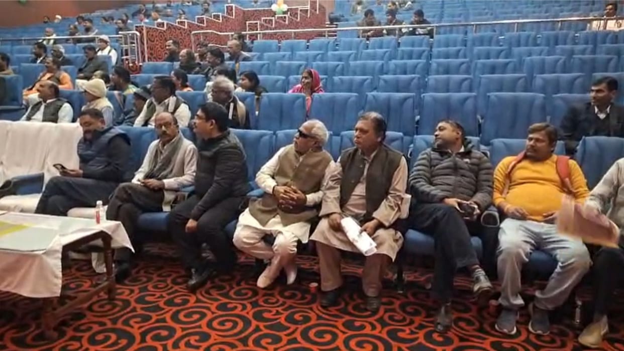 Joint GST Commissioner accused of taking bribe during meeting with traders in Azamgarh