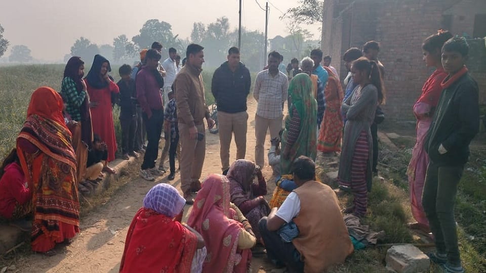 घटनास्थल पर पूछताछ करती पुलिस।