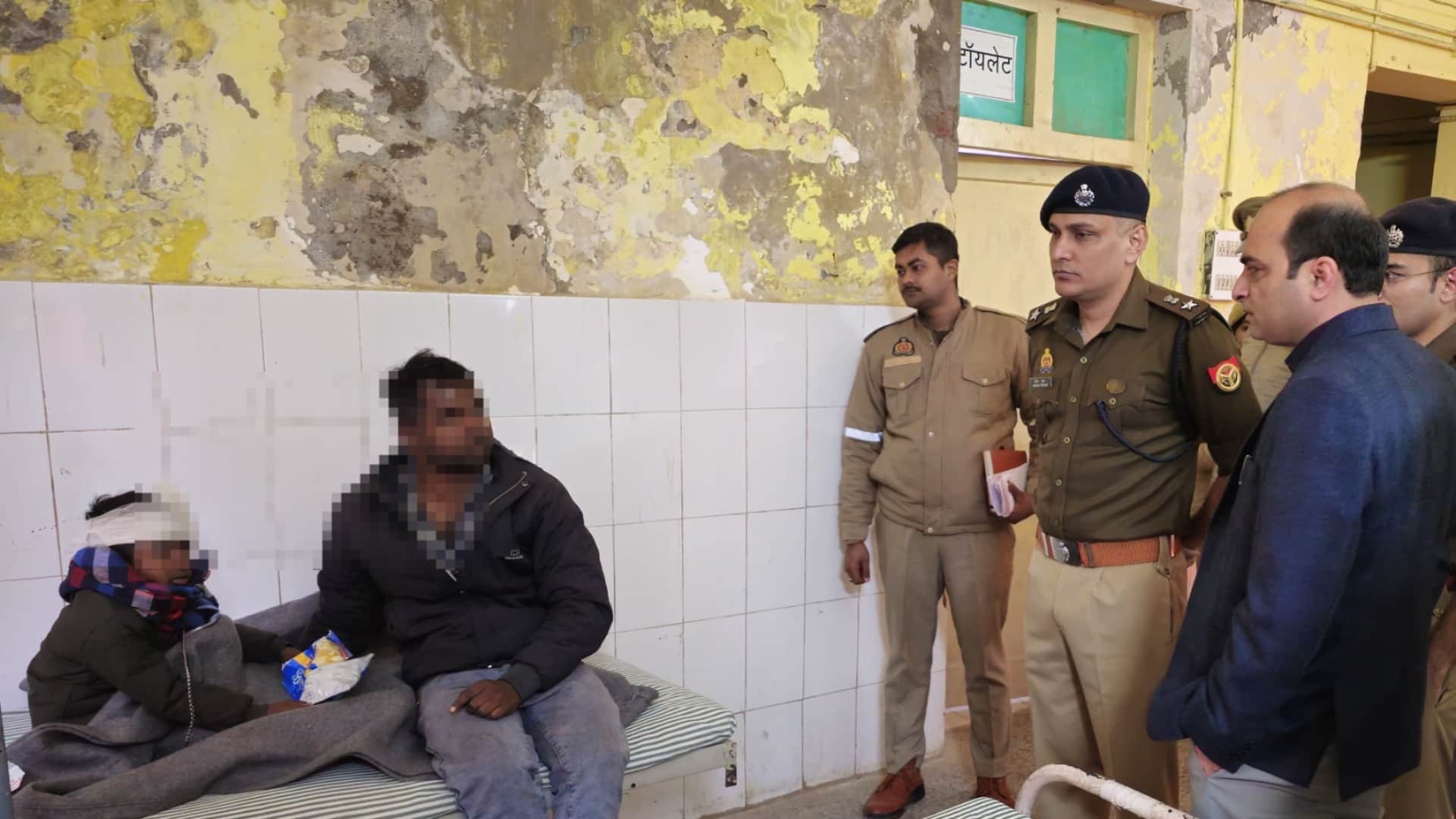 हादसे में घायल श्रद्धालुओं का हाल जानने अस्पताल पहुंचे डीएम और एसपी।