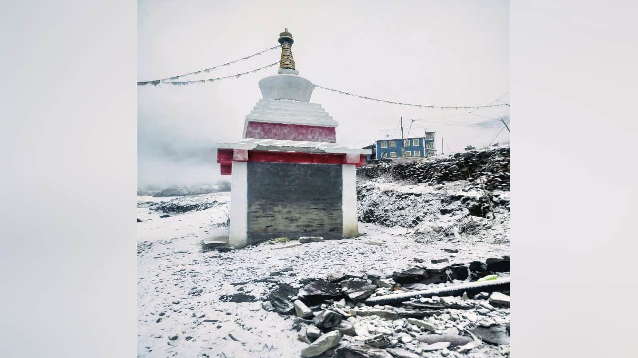 लाहौल में ताजा बर्फबारी के बाद लिंदूर  गांव।