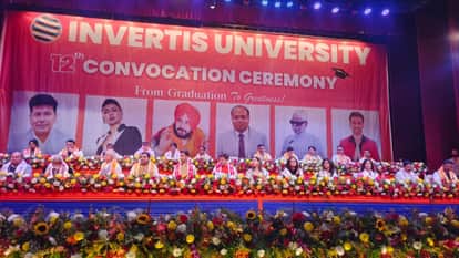 इन्वर्टिस विश्वविद्यालय के दीक्षा समारोह में मौजूद अतिथिगण