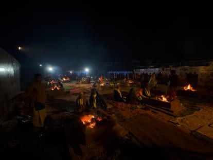 जगती में महाभियान आह्वान अष्ट भैरव जगदंबा महायज्ञ के दौरान पूजा करते कश्मीरी पंडित।