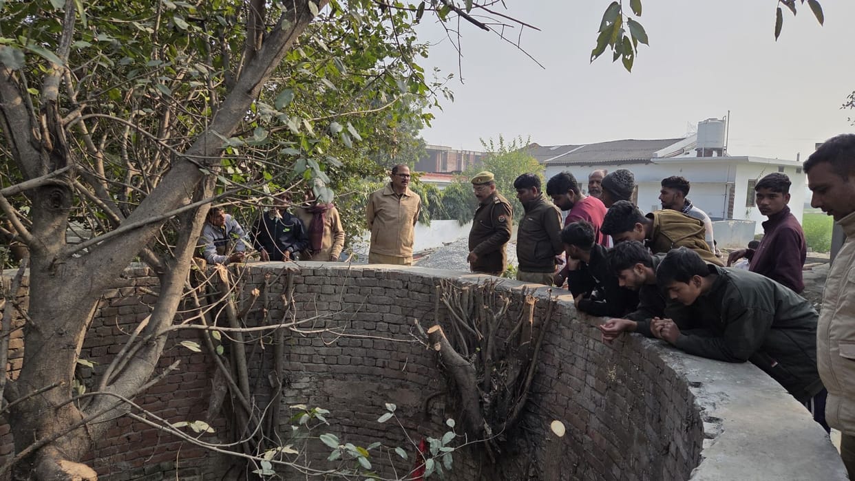 young man jumping into well rescue operation underway for 24 hours in Azamgarh
