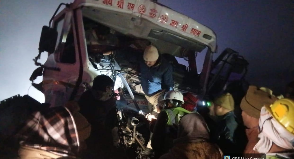 Kanpur Accident Vehicles collide on highway due to fog driver trapped in the cabin of a dumper truck