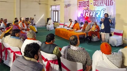 कृष्ण कृपा धाम में विहिप द्वारा आचार्य व्यास पीठ विमर्श बैठक में उपस्थित पदाधिकारी एवं भागवताचार्य