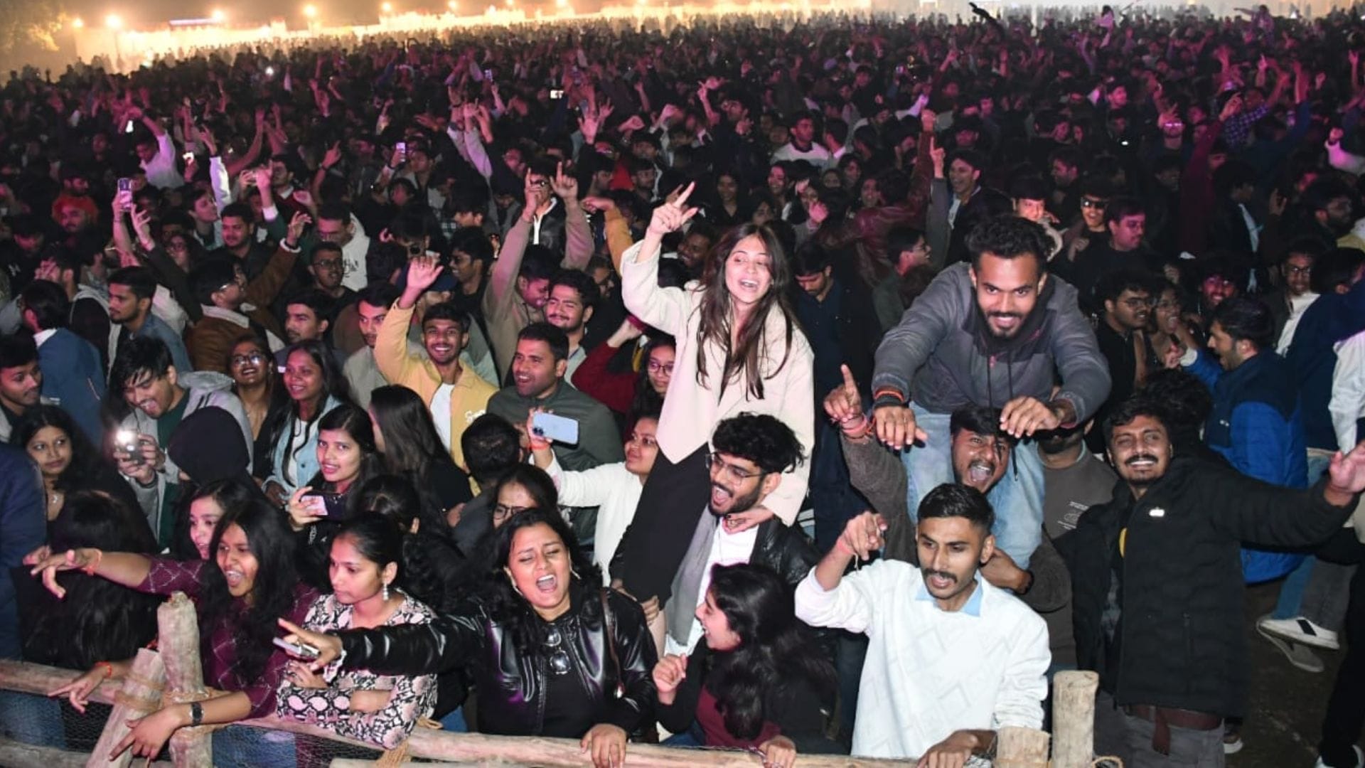 Kashi Yatra 2026 IIT BHU students danced enthusiastically to Mohit songs Masakali and Sadda Haq in varanasi