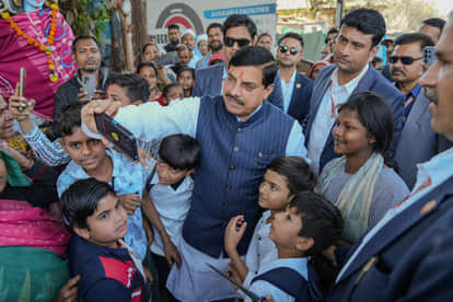 MP News: CM stopped his convoy at a woman's request, took selfies with children, and provided financial assist