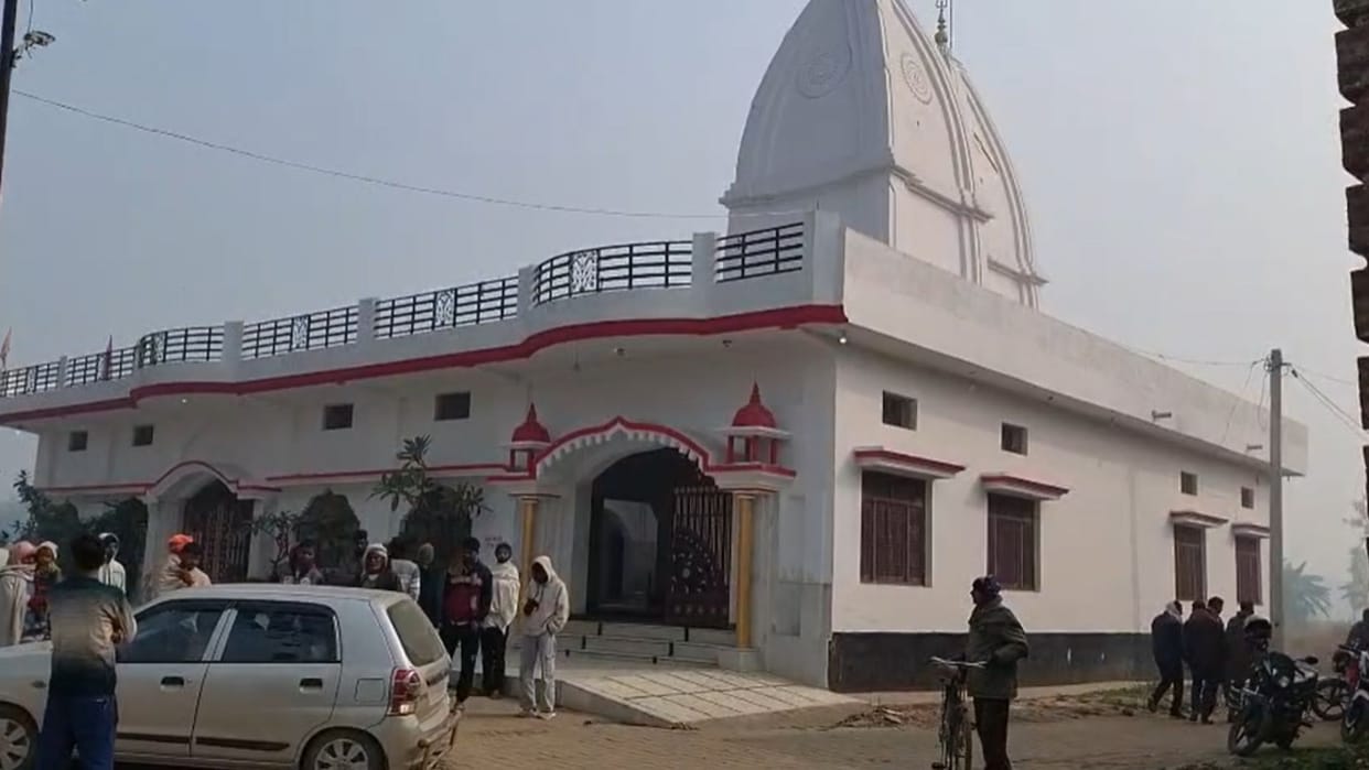 Thieves broke into temple stole jewelry and donation box in ballia