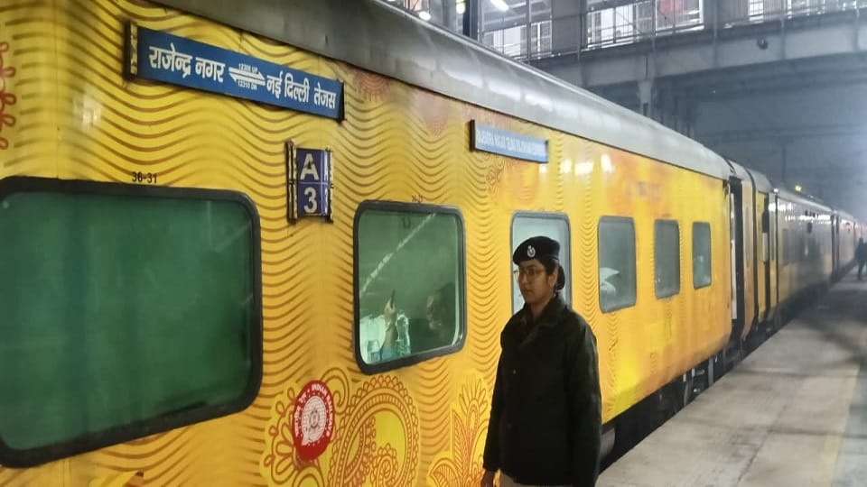 Fire and Bomb alert in Delhi-Patna Tejas Rajdhani Express