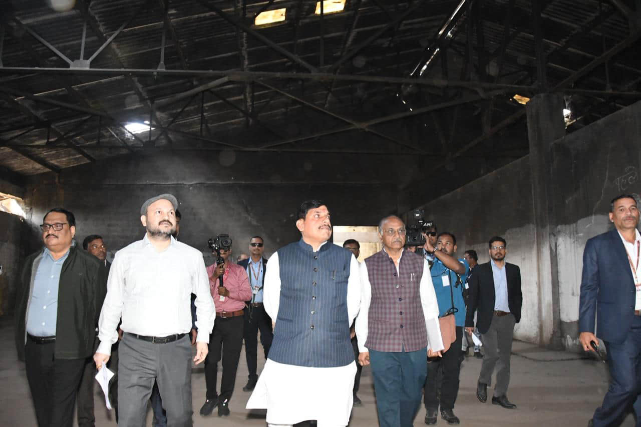 सीएम डॉ. यादव ने यूका फैक्ट्री परिसर का निरीक्षण किया