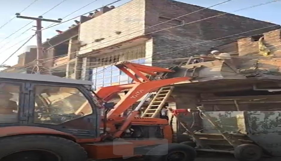 The decomposed body of an elderly laborer was found in a room near the Shani Bazaar railway crossing